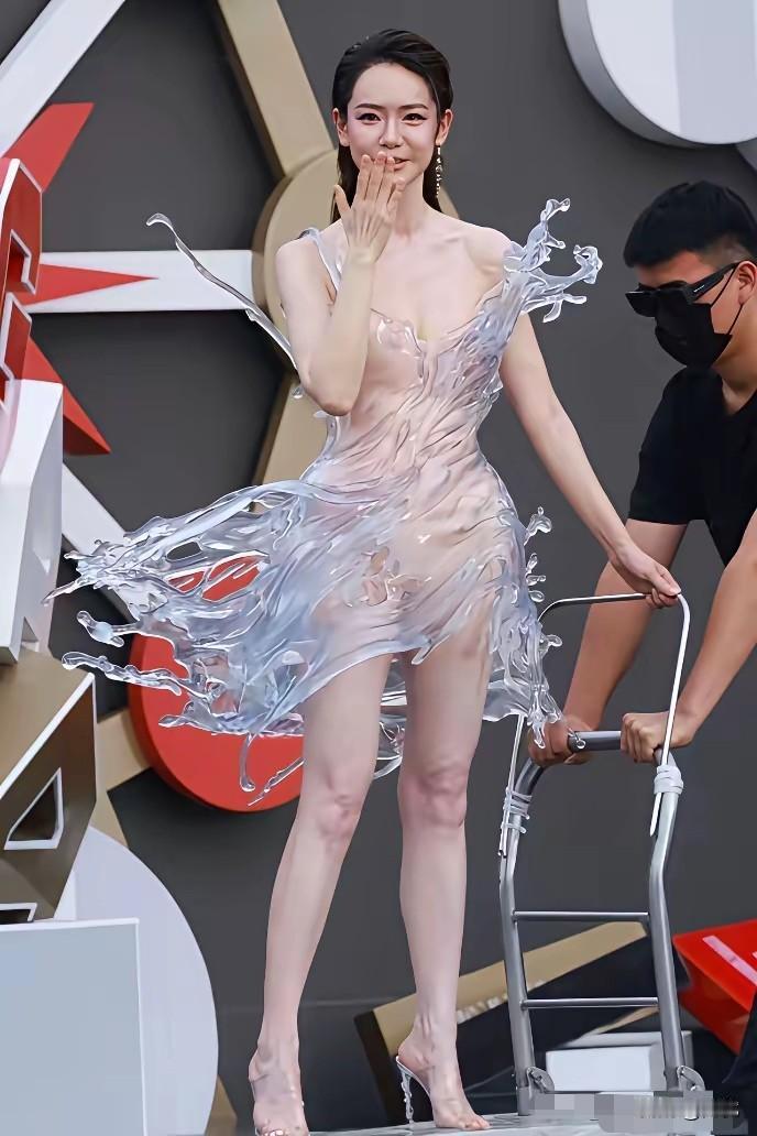 戚薇芭莎红毯这套3D打印水花裙火出圈了，有人惊艳，也有人调侃，话题直接拉满！
这