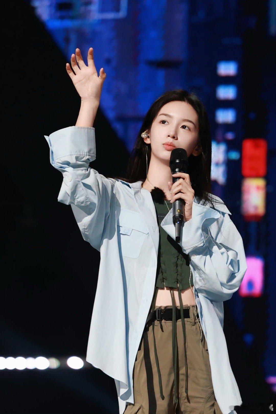 #周也半脱衬衫# 周也的《城市捉迷藏》演唱会彩排造型简直是潮流的典范！军绿色背心