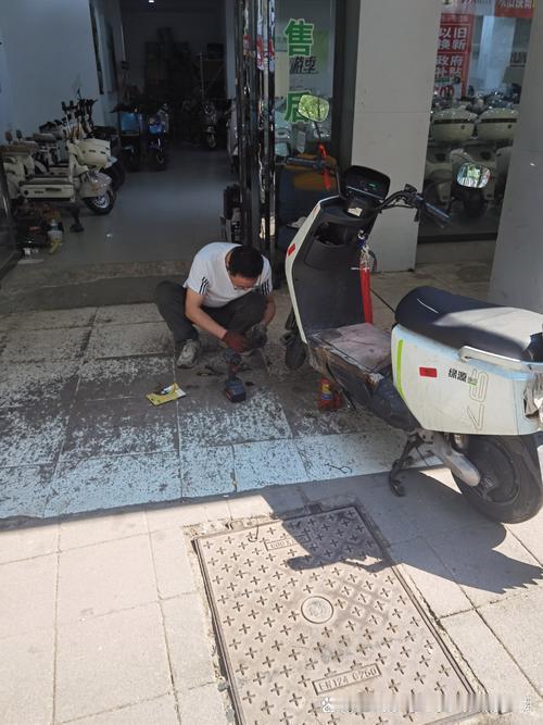 小区修车摊大爷说漏嘴：电动车这3个“省钱习惯”，比换电池管用
 
昨天电动车没电