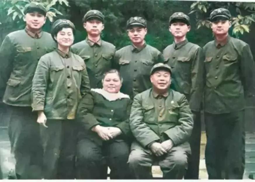 在这张照片中展现的是王直将军与他的将门虎子以及家人共同留影。

王直自十几岁参军