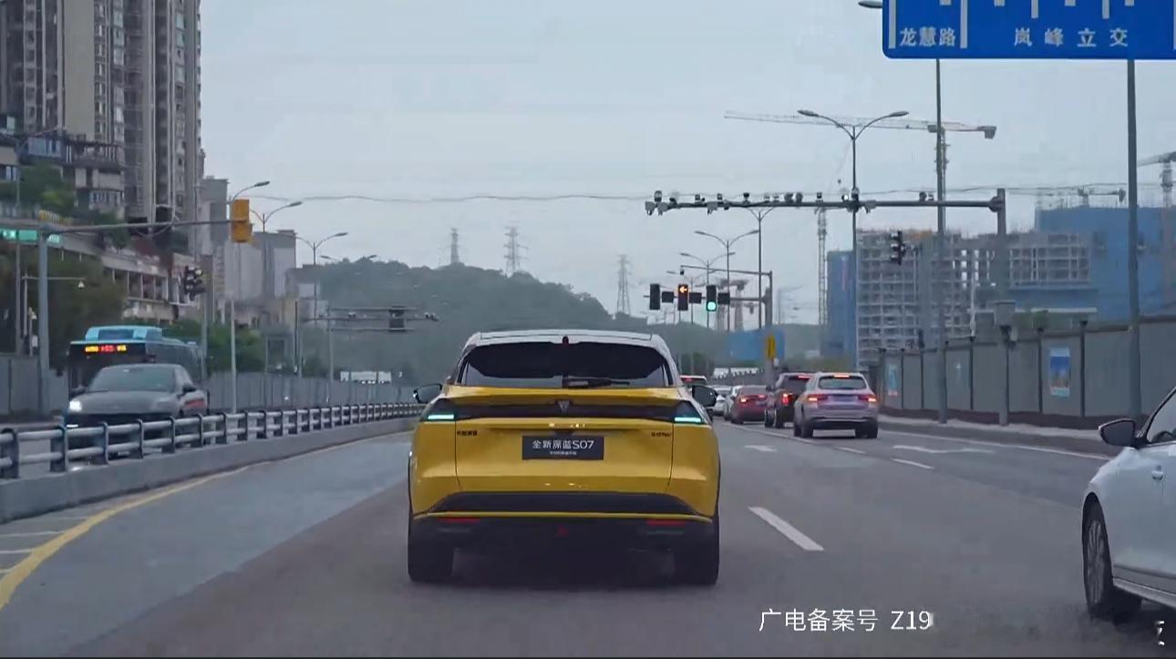 华为乾崑激光上车深蓝S07正在看直播，我确实能够感受到这种线上直播，才是更能让大