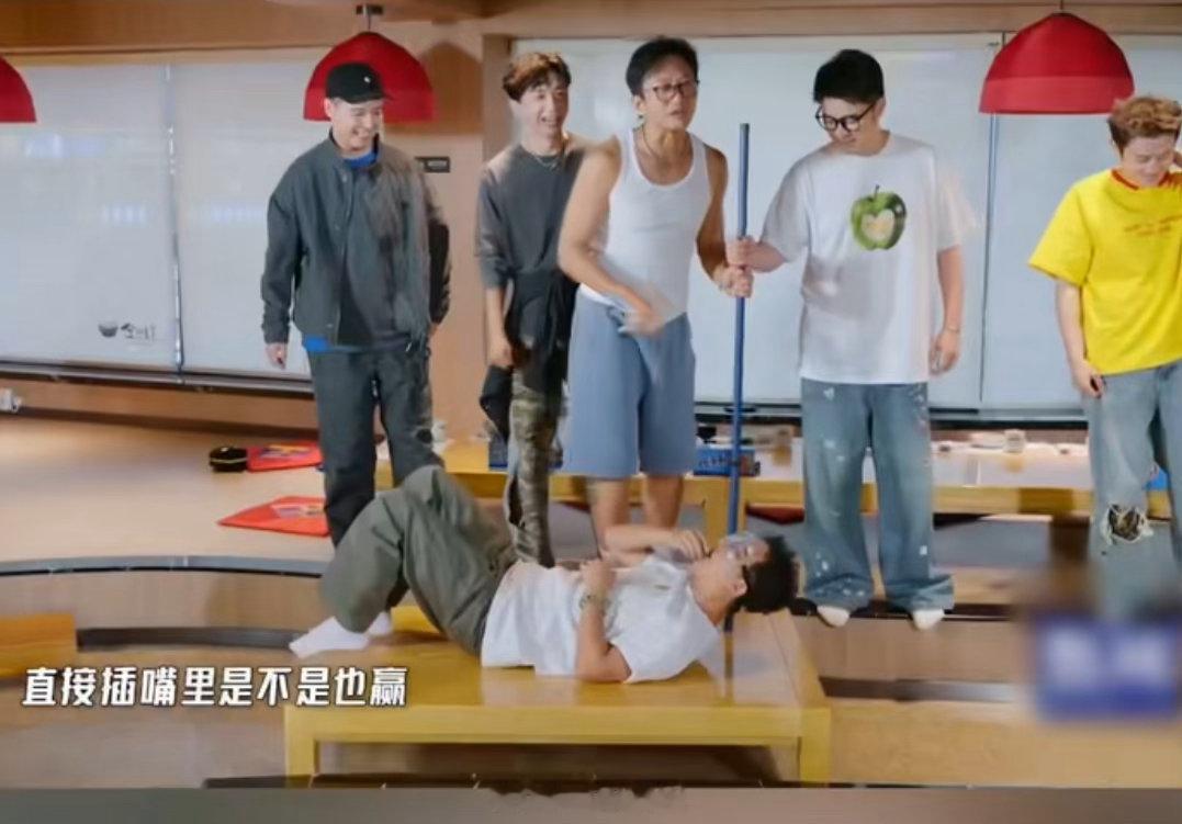 邓超还记得韩庚和你一个队吗哈哈哈哈哈 游戏环节的邓超，眼里只有怎么赢。笔帽忘了给