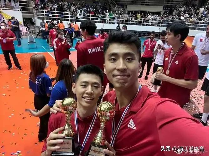 曲宗帅和张景胤这对亲密“战友”总爱黏一起。他俩同龄，2016年一起入选国少队，之