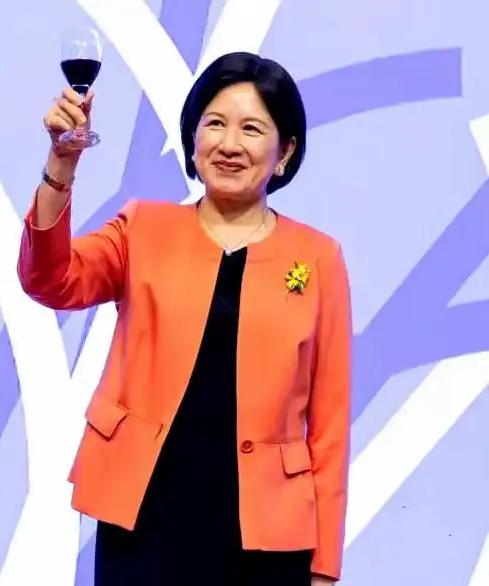 这是赖清德的老婆，听说在家算个贤妻良母，也不太关心赖清德的政事。
但有一个问题，