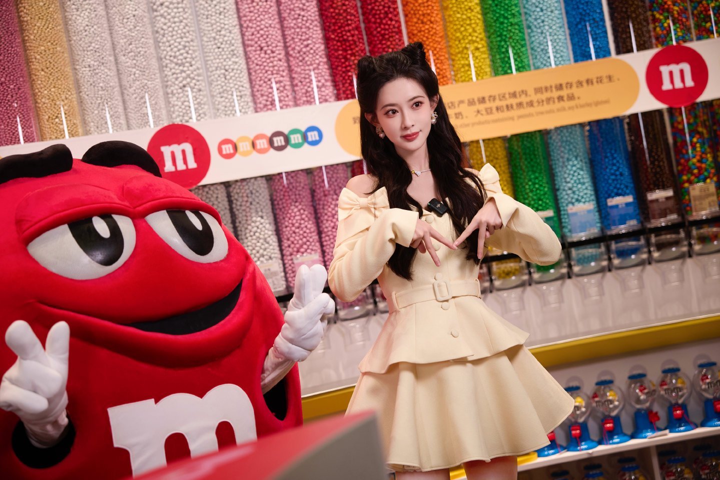 孟子义亮相 M&M'S 品牌活动，一袭米白色露肩裙搭配蝴蝶结设计，尽显甜美灵动气