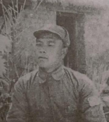 抗战中，彭雄和新四军10名团以上干部乘木船去延安，不料中途被拦截，敌人欲上船检查