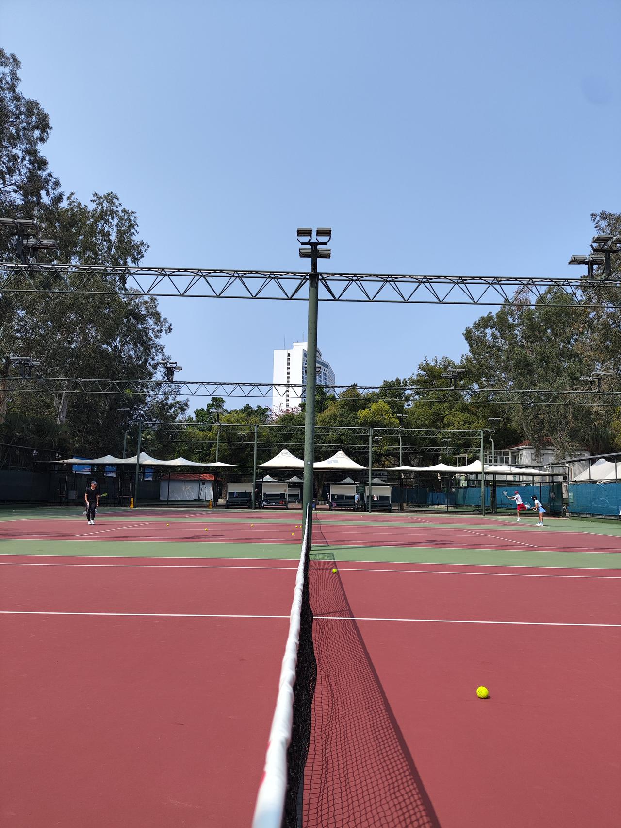 风和日丽，天朗气清，正是挥拍的好天气！
在球场上尽情挥洒汗水，用每一次精准的击球