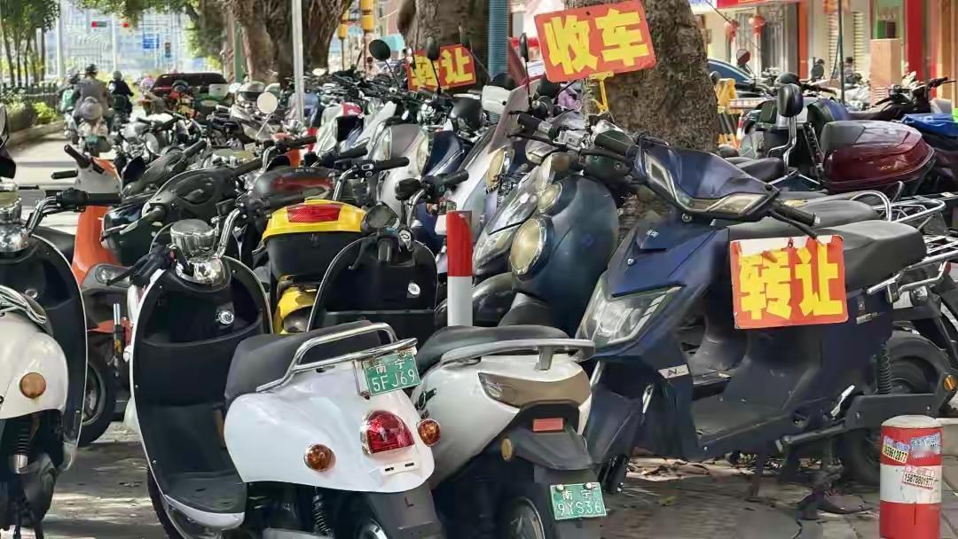 南宁路边二手旧国标电动车堆积如山！11月底上牌截止，新国标与二手旧车，你作何选择