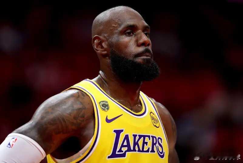 詹姆斯三分北京时间4月25日，NBA季后赛首轮G3湖人客场挑战火箭，詹姆斯率领湖