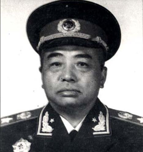 1956年秋夜，青海格尔木高原寒气彻骨。时任国防部长的彭德怀深夜巡查兵站哨位，见