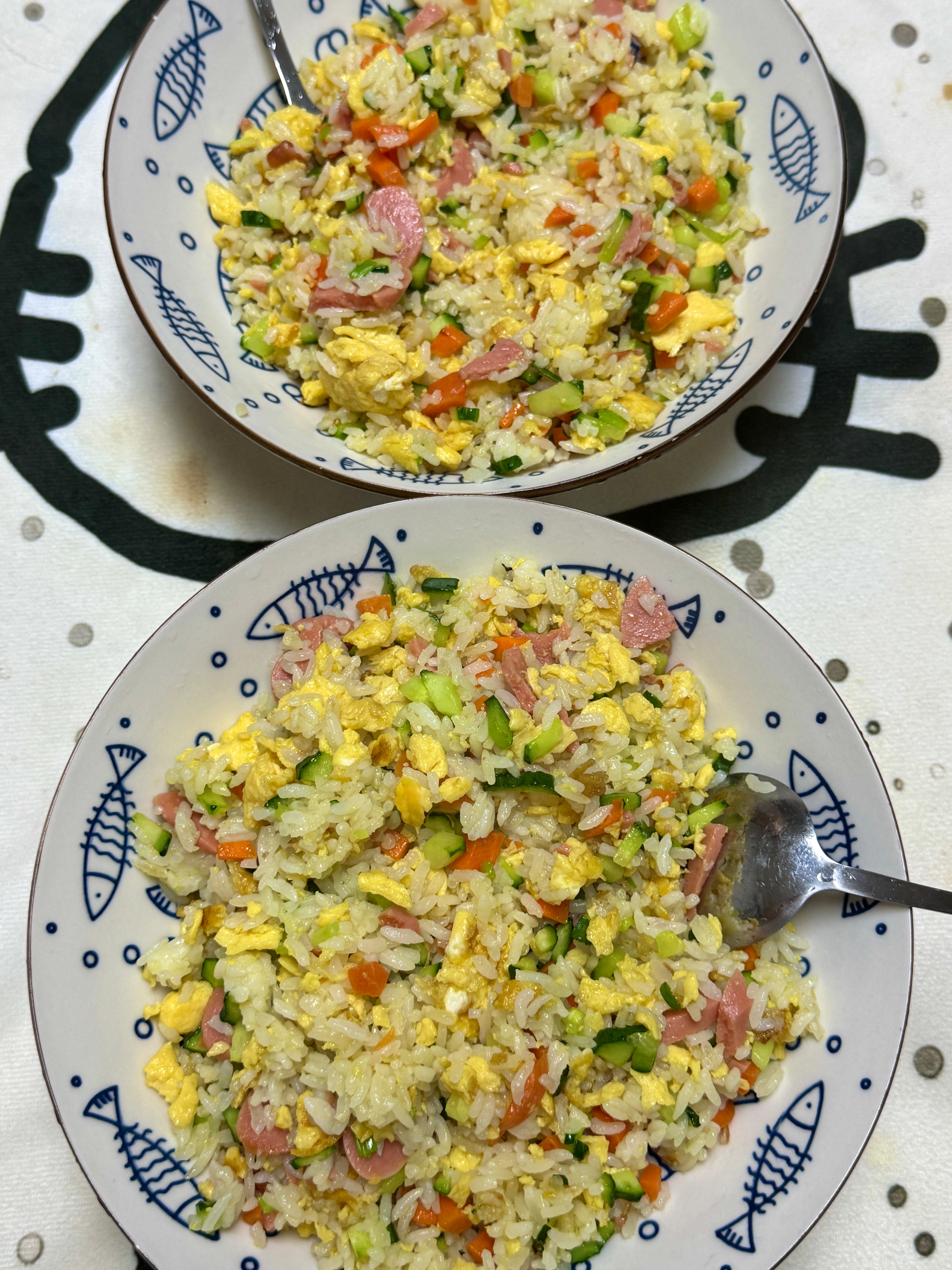 自己吃蛋炒饭 看图图他妈，给他做红烧排骨