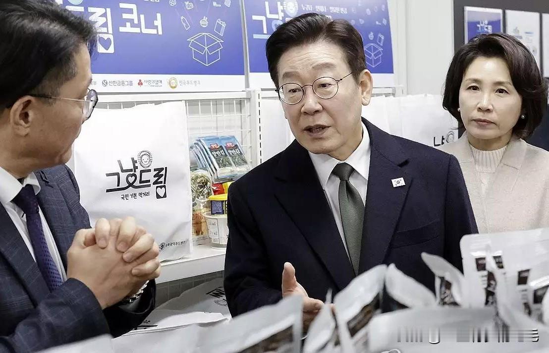 2月11日，韩国总统李在明偕夫人视察忠州“免费拿”食品援助站点，实地检查运营并呼