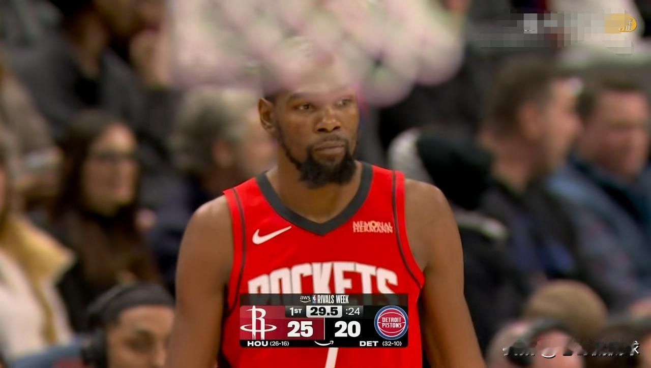 火箭超级巨星杜兰特不愧是球队的大腿！在今天进行的火箭和活塞的比赛中，目前双方的上