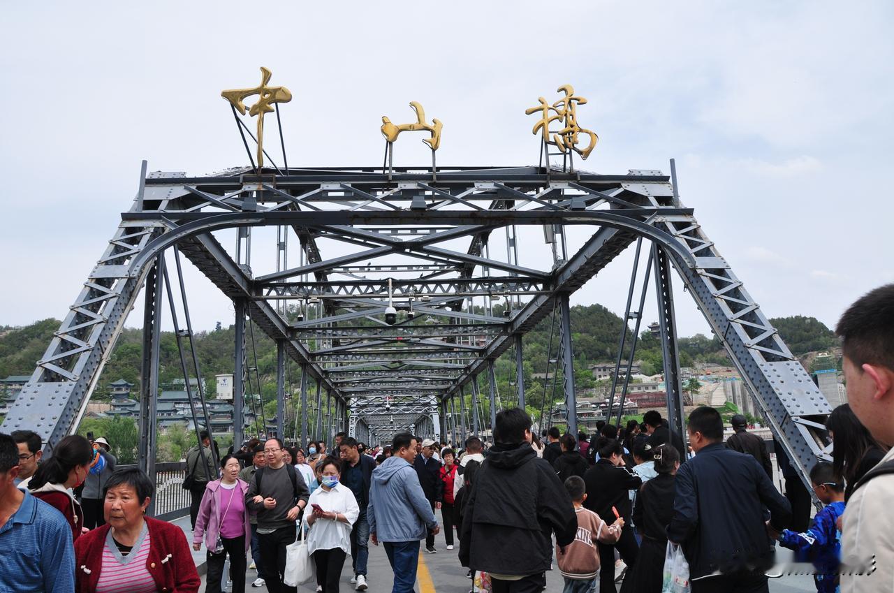 五一节首日兰州中山桥游人如织