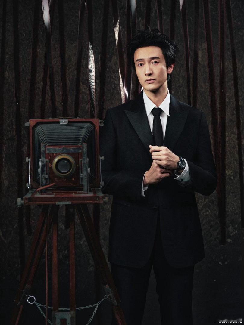 王传君送考人是马旭东、王传君披哥送考人是马旭东当演技派王传君来到披哥，送考人居然