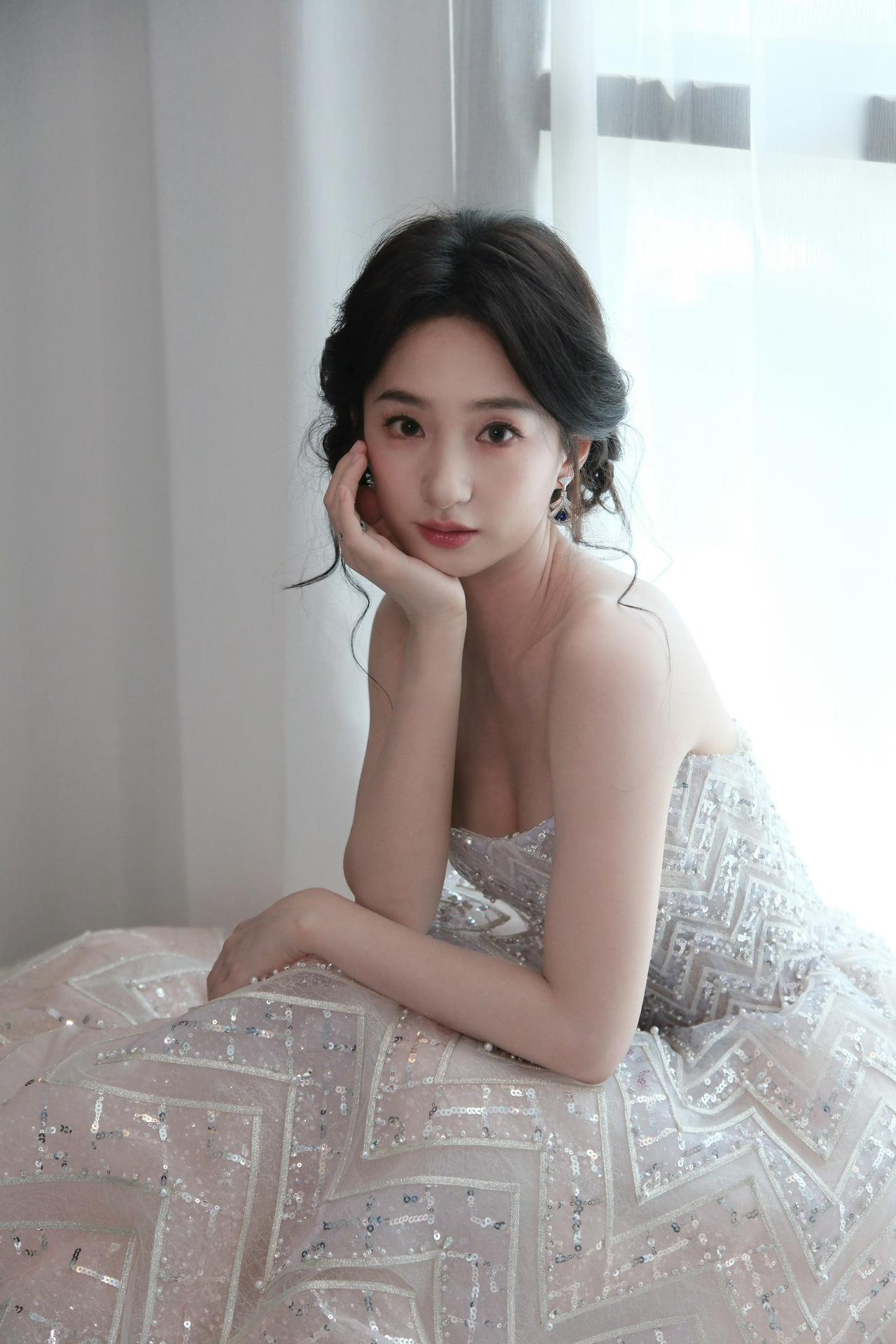 谭盐盐浅粉重工亮片礼服，温婉灵动少女感一眼心动