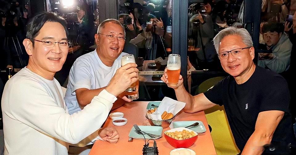 黄仁勋.李在镕.郑义宣三人谈生意不选择一些高档酒店而是在一个小店，而且就是简单的