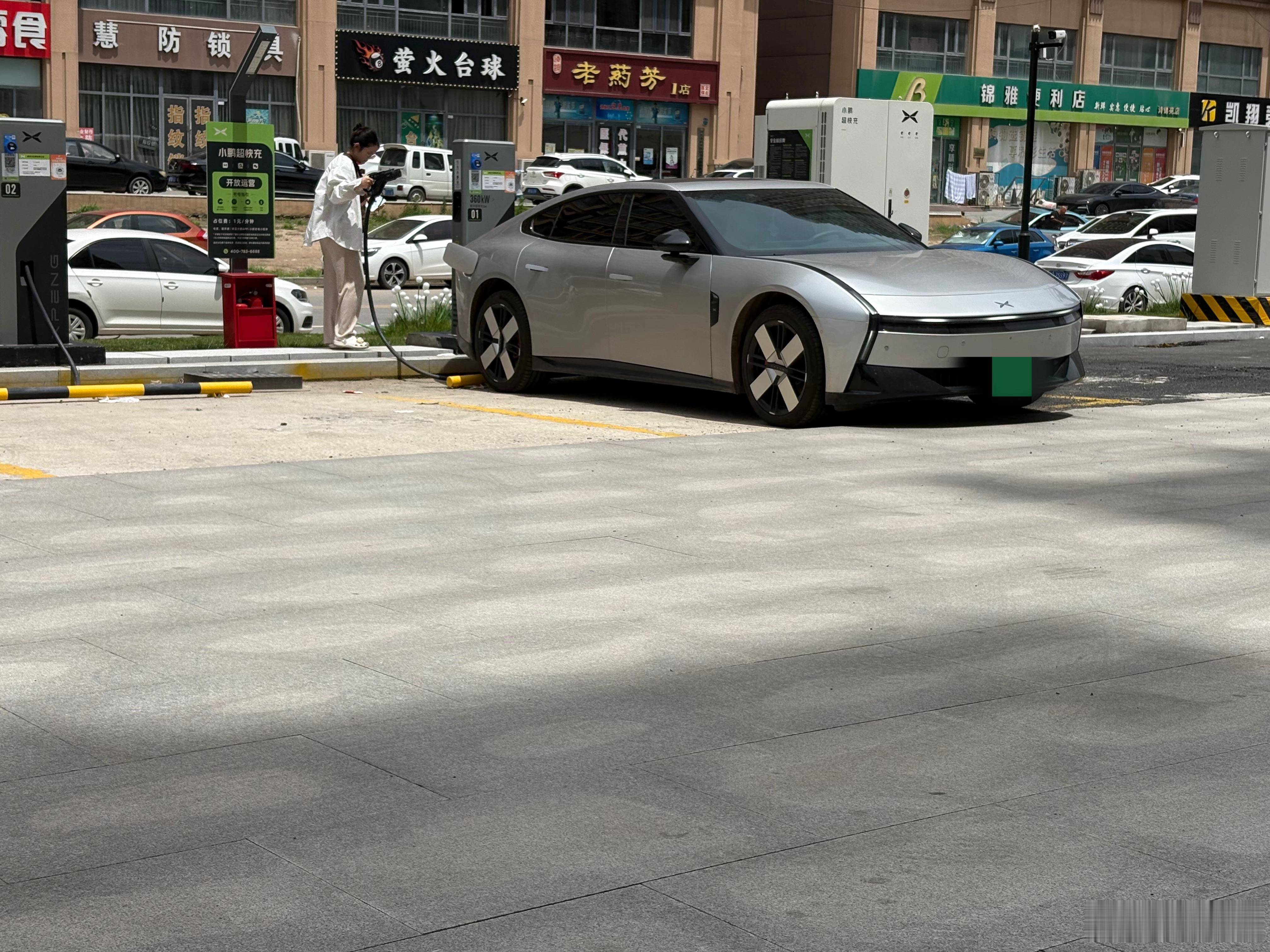 女生开银色P7，帅得很啊。新能源汽车