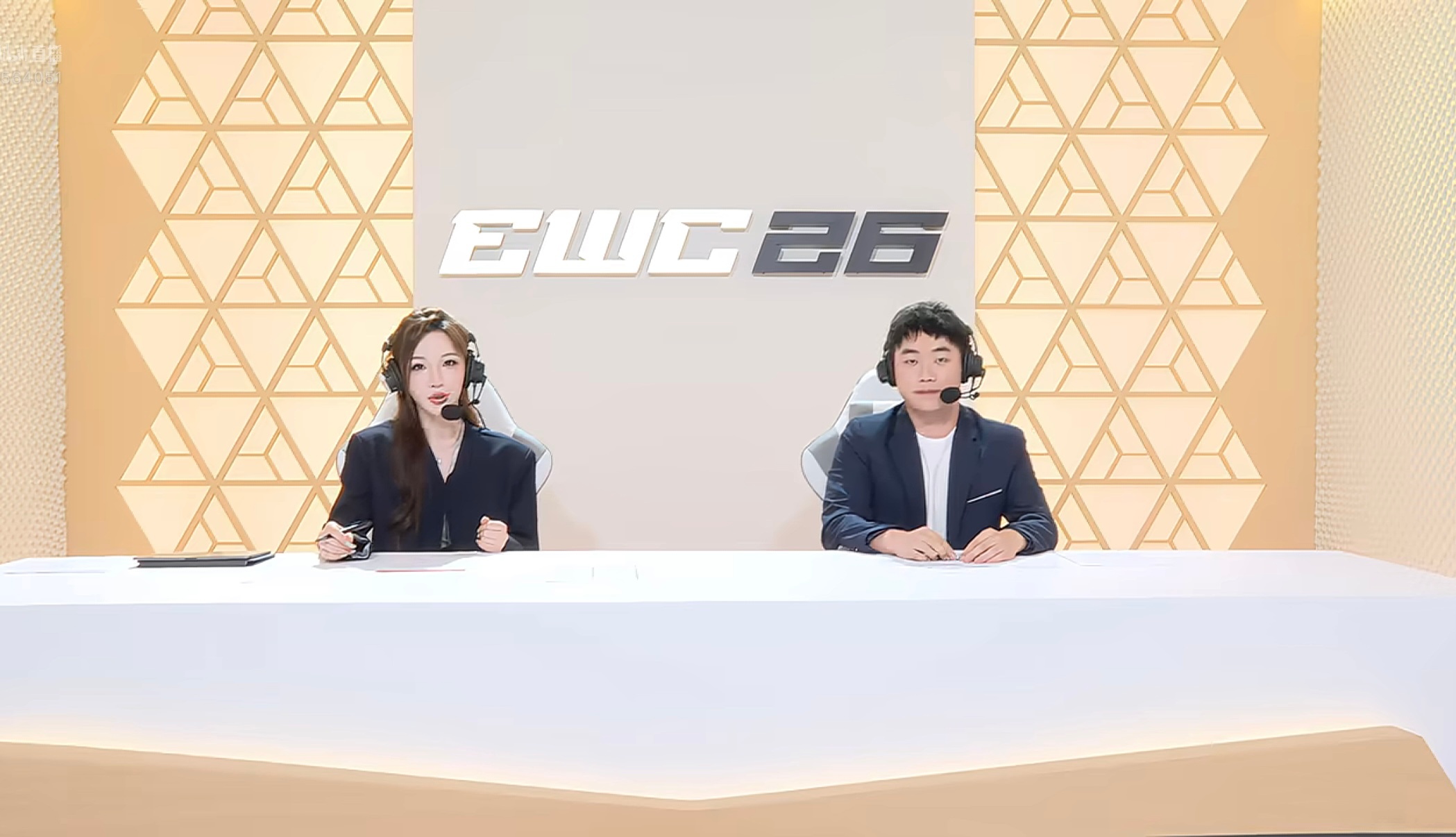 谁懂我看清楚背景板的笑崩溃 