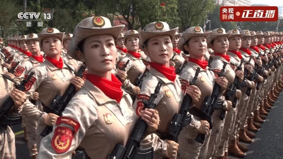 9 月 3 日阅兵场上的女兵方阵简直太飒啦，就像一把把燃烧的火焰，瞬间燃爆全场！