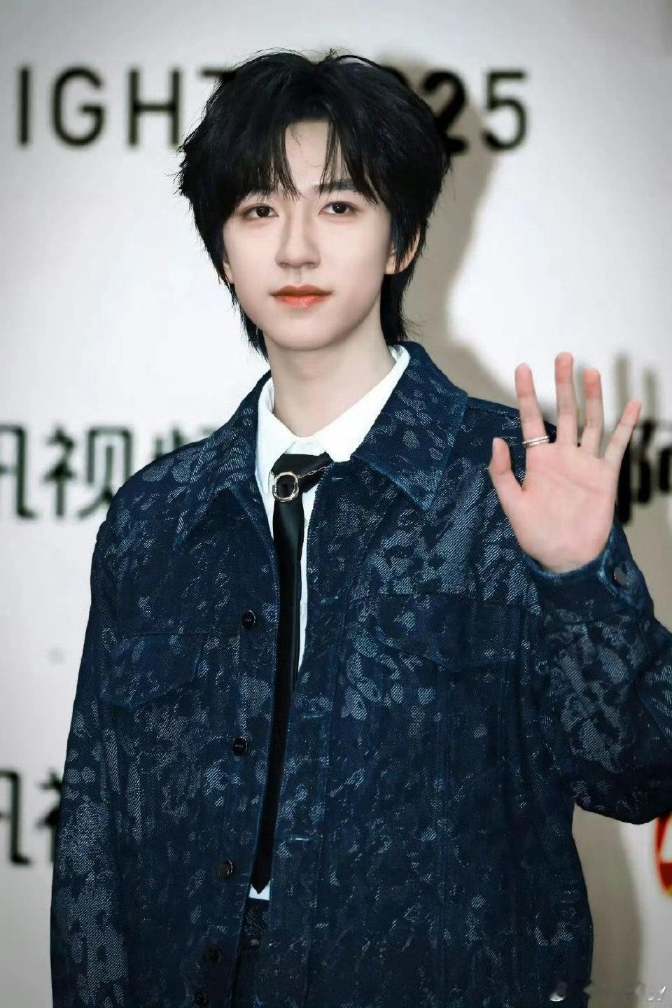 贺峻霖星光大赏主持人贺峻霖星光大赏主持人 