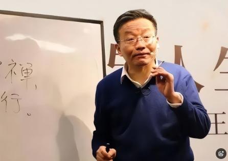 10月8日媒体报道，复旦教室里，67岁的哲学王子王德峰看着底下黑压压的300个学