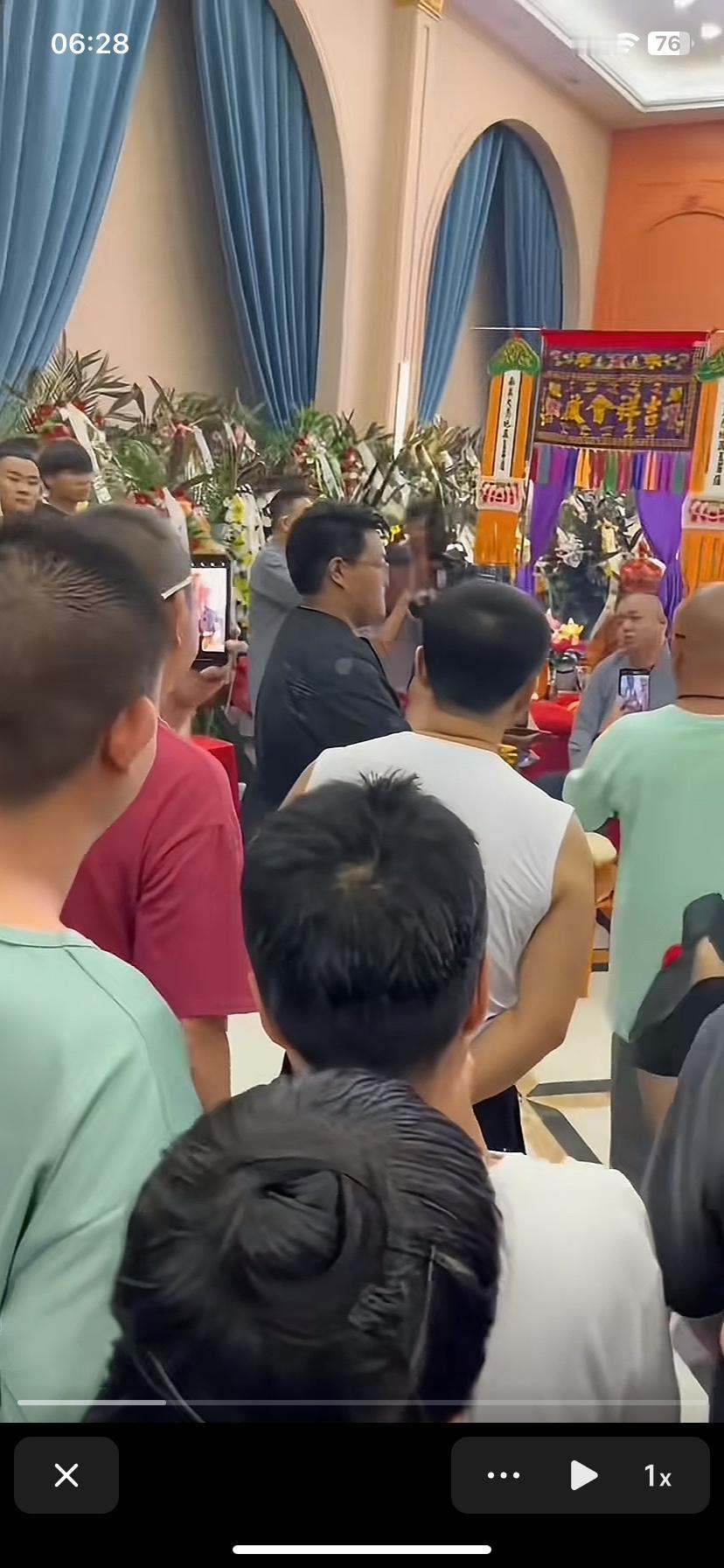 杨老爷子的影响力远远超过那些一般明星，生前带给大家太多快乐，看看前去参拜的人太多