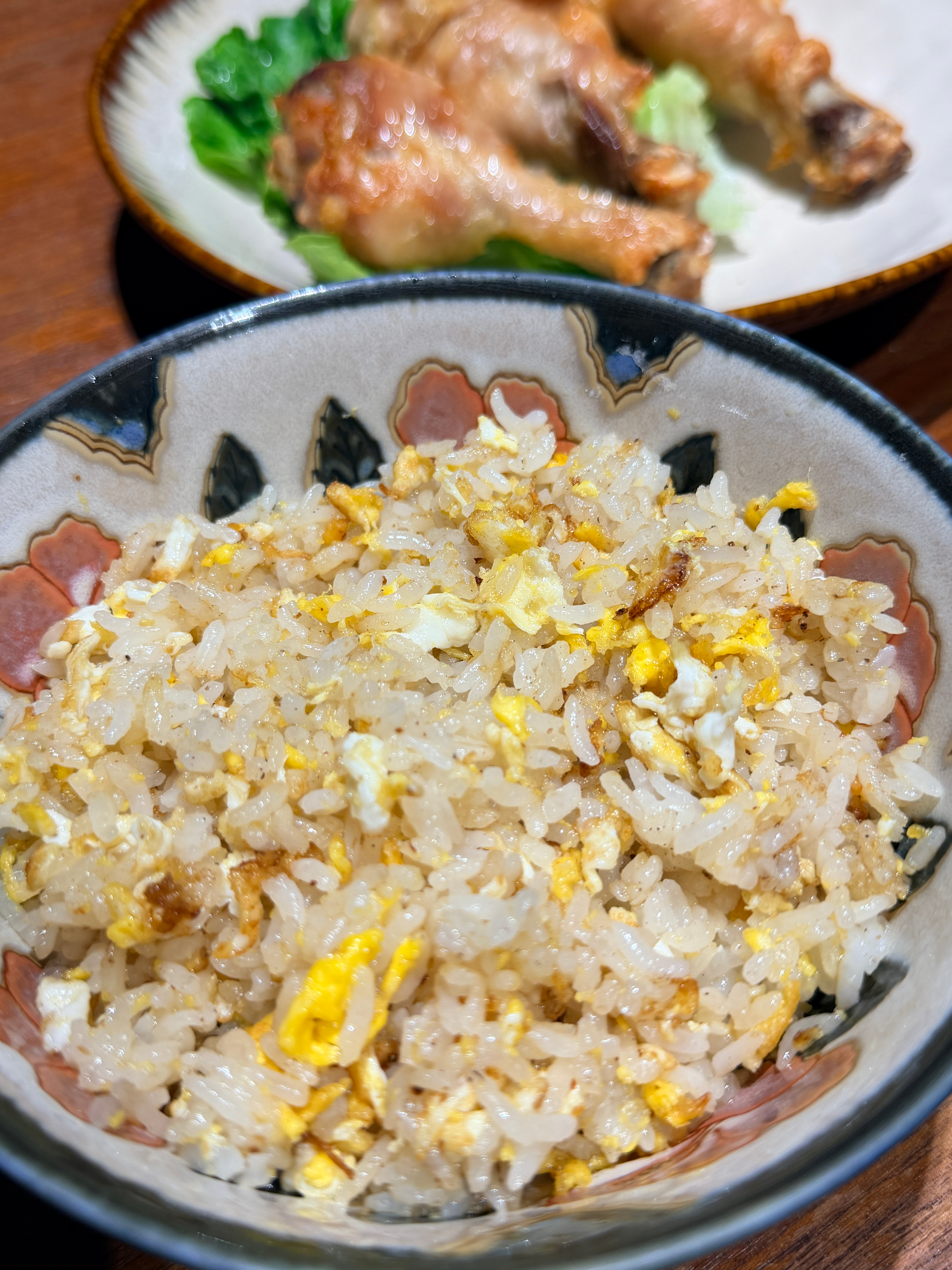 我自己吃午饭会比较糊弄，几个小菜就搞定。上次做炒饭还是给大家录菜谱的时候，得是7