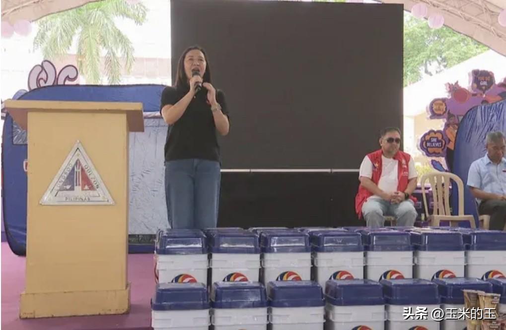 在3月6日菲律宾奎松市平亚罕村火灾中流离失所的居民，于周日获得了包括100顶模块