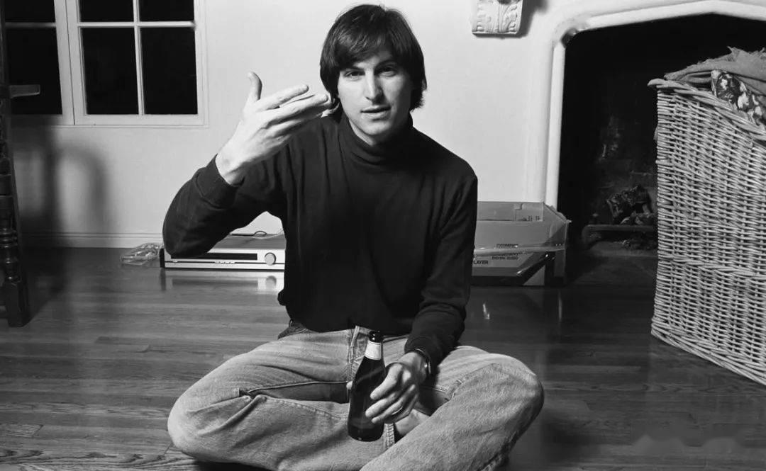 苹果50周年之际，乔布斯罕见采访曝光！

其实他主要是想传递一句话：

创造一切