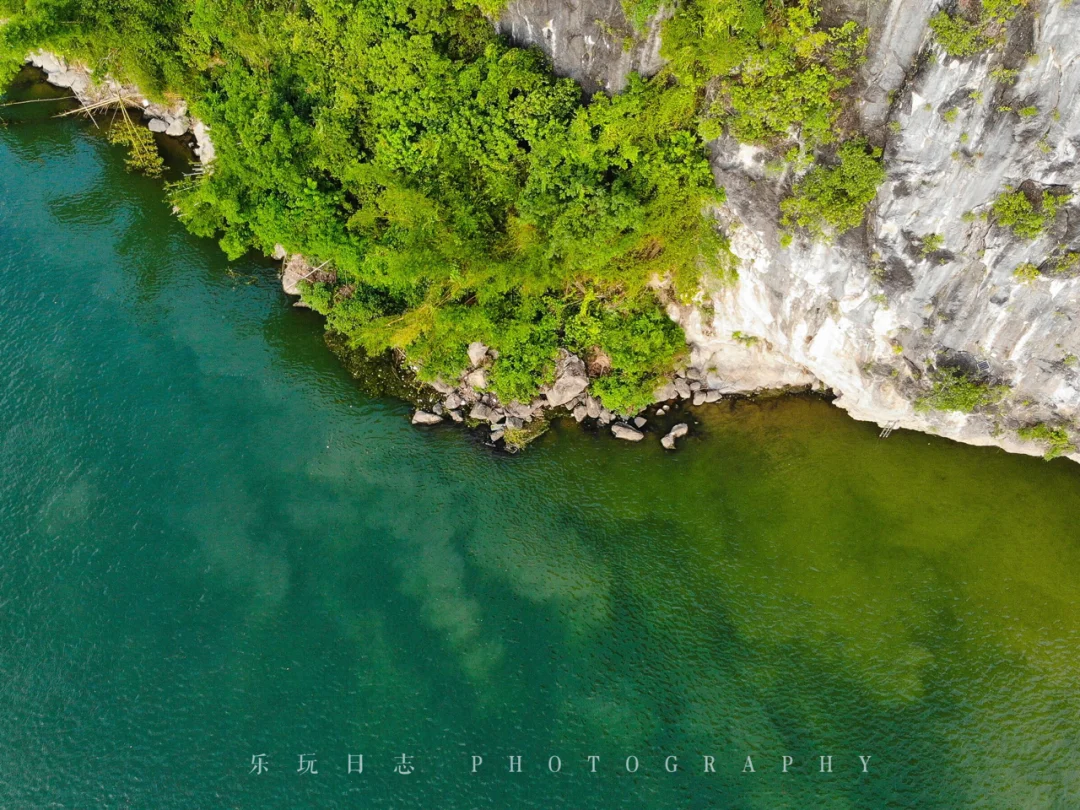 漓江边上的夕阳晚餐。民宿前面就是玉屏峰，10分钟可上到观景台。居高临下，远处山峰