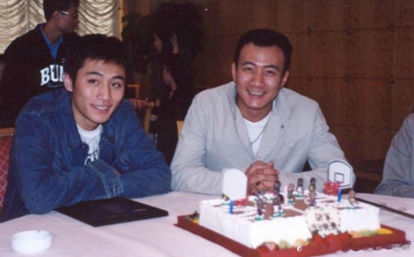 当年还以为胡军刘烨不熟 以前真以为两人生疏，现在再品全是细节，没想到当年节目组盲