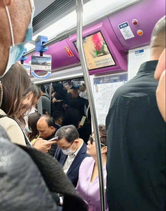 2026北京车展期间，有网友在地铁上偶遇比亚迪董事长王传福，网友发布的贴文称，“