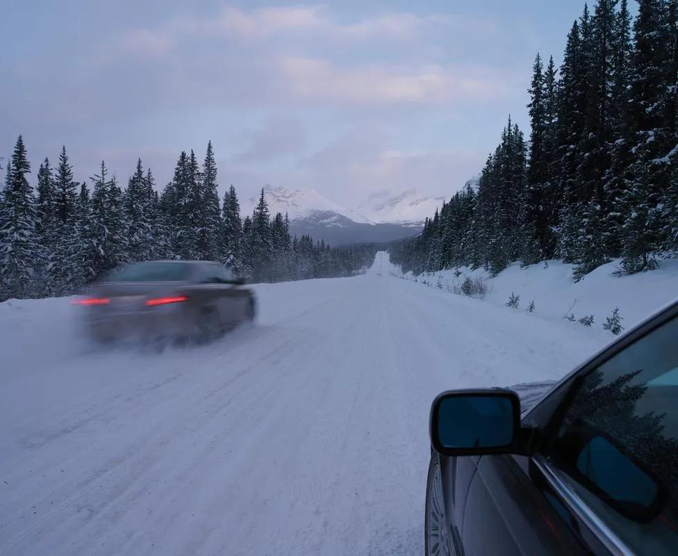 雪天开车，关键就俩词：预判和平稳，记住这两点基本就稳了。
 
出发前先做好准备：