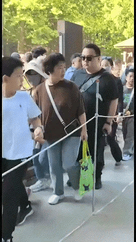 女人凶巴巴的像个母老虎，多亏了男人理智克制，才避免了更大冲突的发生。出门在外，安