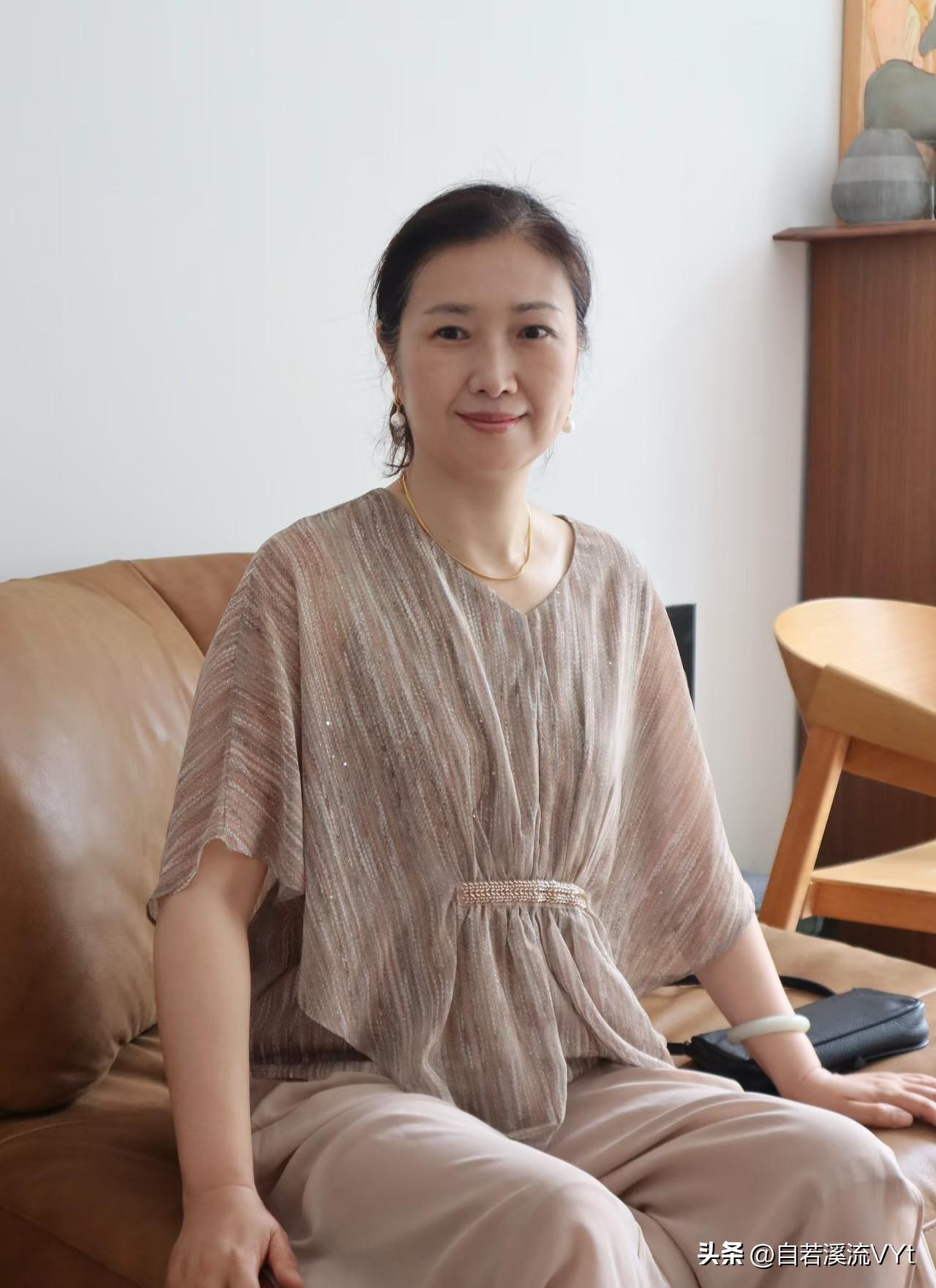 清平乐·闲居安度
 
素窗闲坐，浅袖轻云裹。
鬓畔明珠光脉脉，笑里温柔和妥。
 