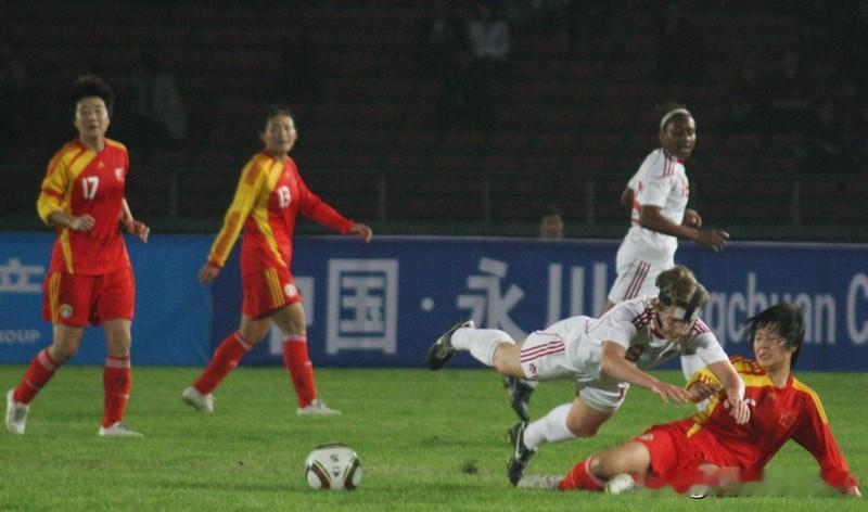 中国女足有机会冲击2026亚洲杯冠军，但挑战不小。
从实力上看，女足阵容升级明显