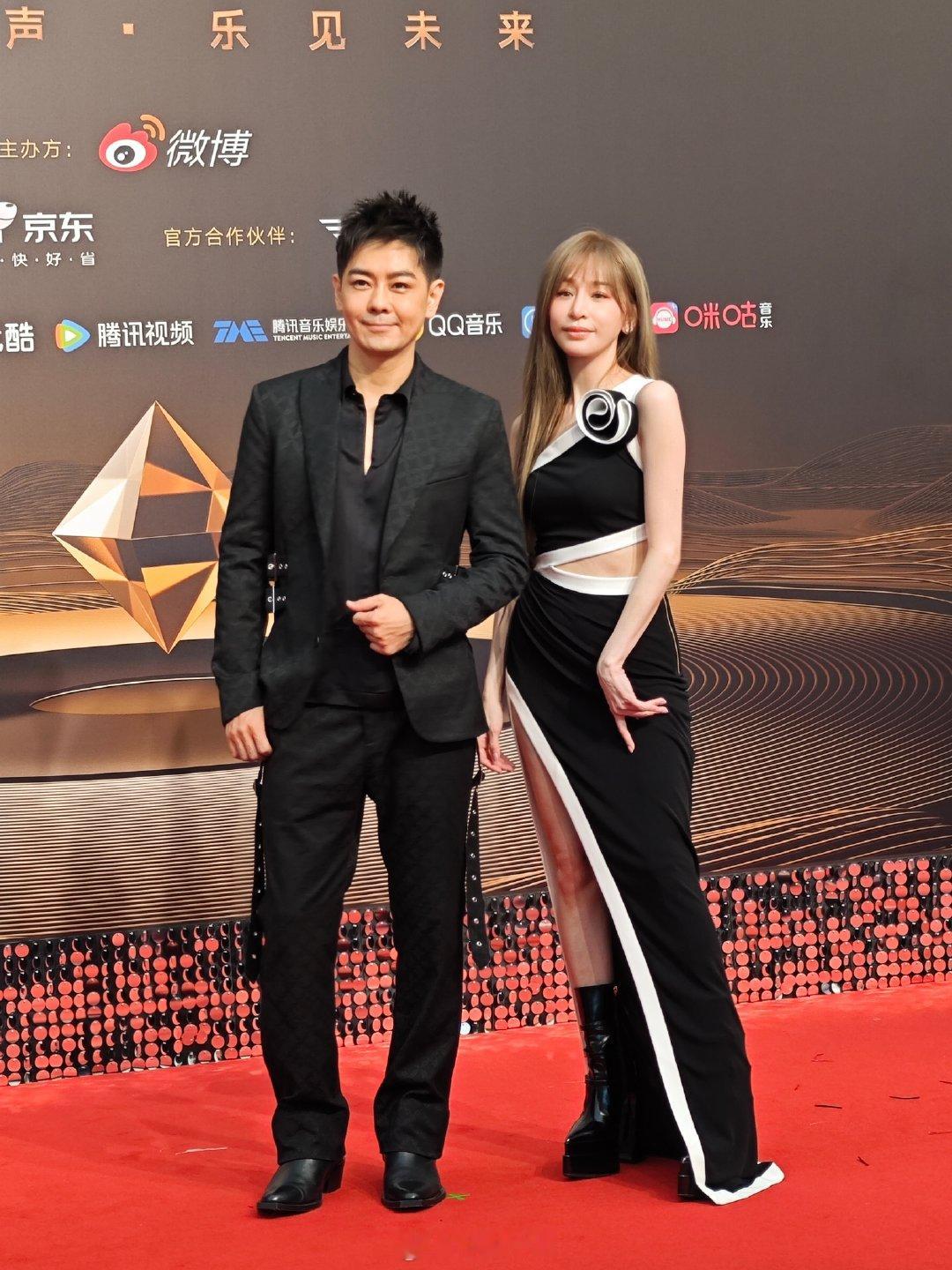 #林志颖王心凌比心三连拍#林志颖和王心凌同框比心，颜值实在惊艳，眼睛都不想眨，完