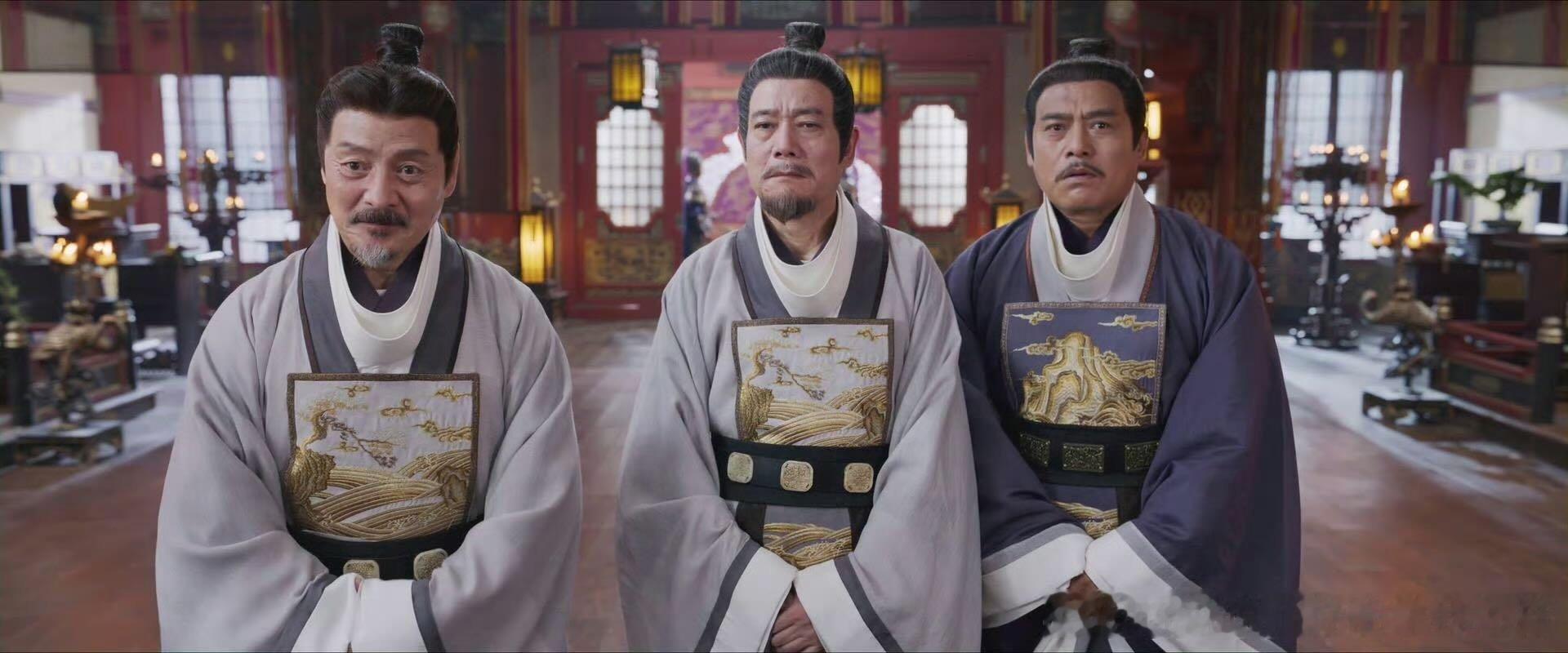 云秀行这个衣服老登胸前是别了个平板电脑么