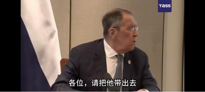 拉夫罗夫当场发飙！印度记者多次无理打断讲话，看他怎么霸气回怼。”你一直在妨碍我讲