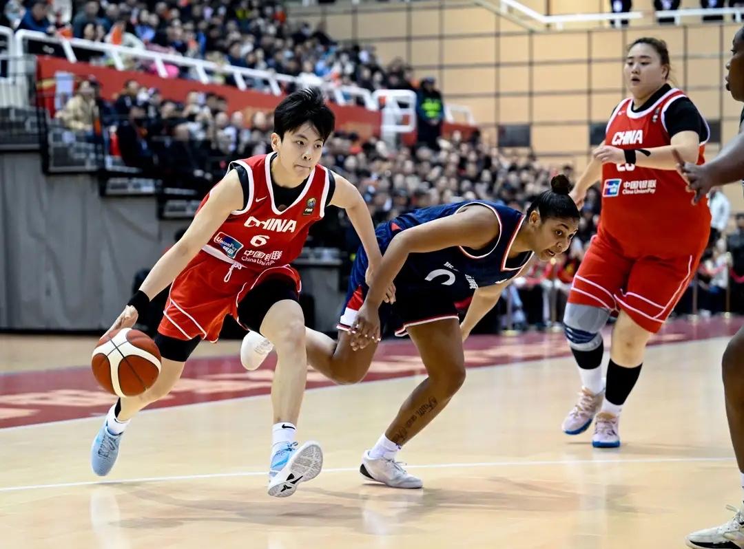 目前的杨舒予依旧只能添花不能送炭！

中国女篮本年度的热身赛打了三场了，被中国女