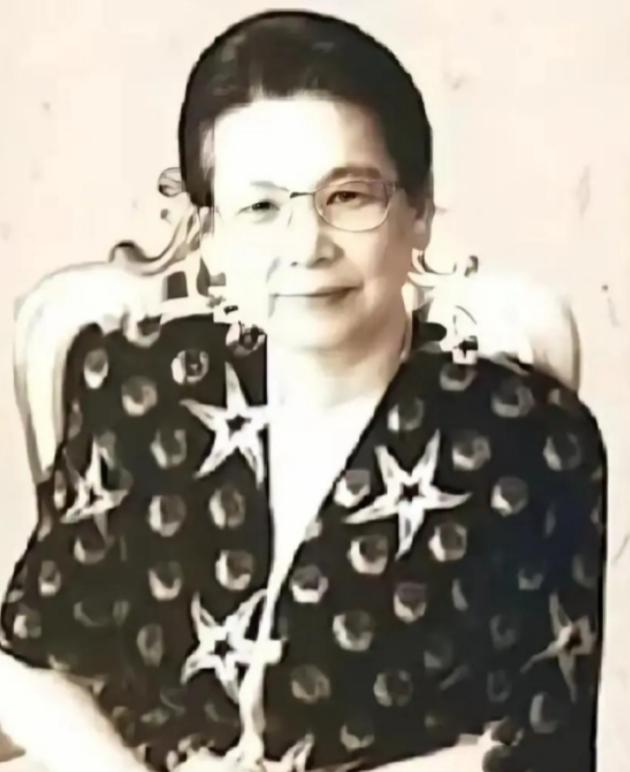 1977年，海军司令萧劲光大将去开会，会后与副总长杨勇上将在走廊闲聊。这时，一个