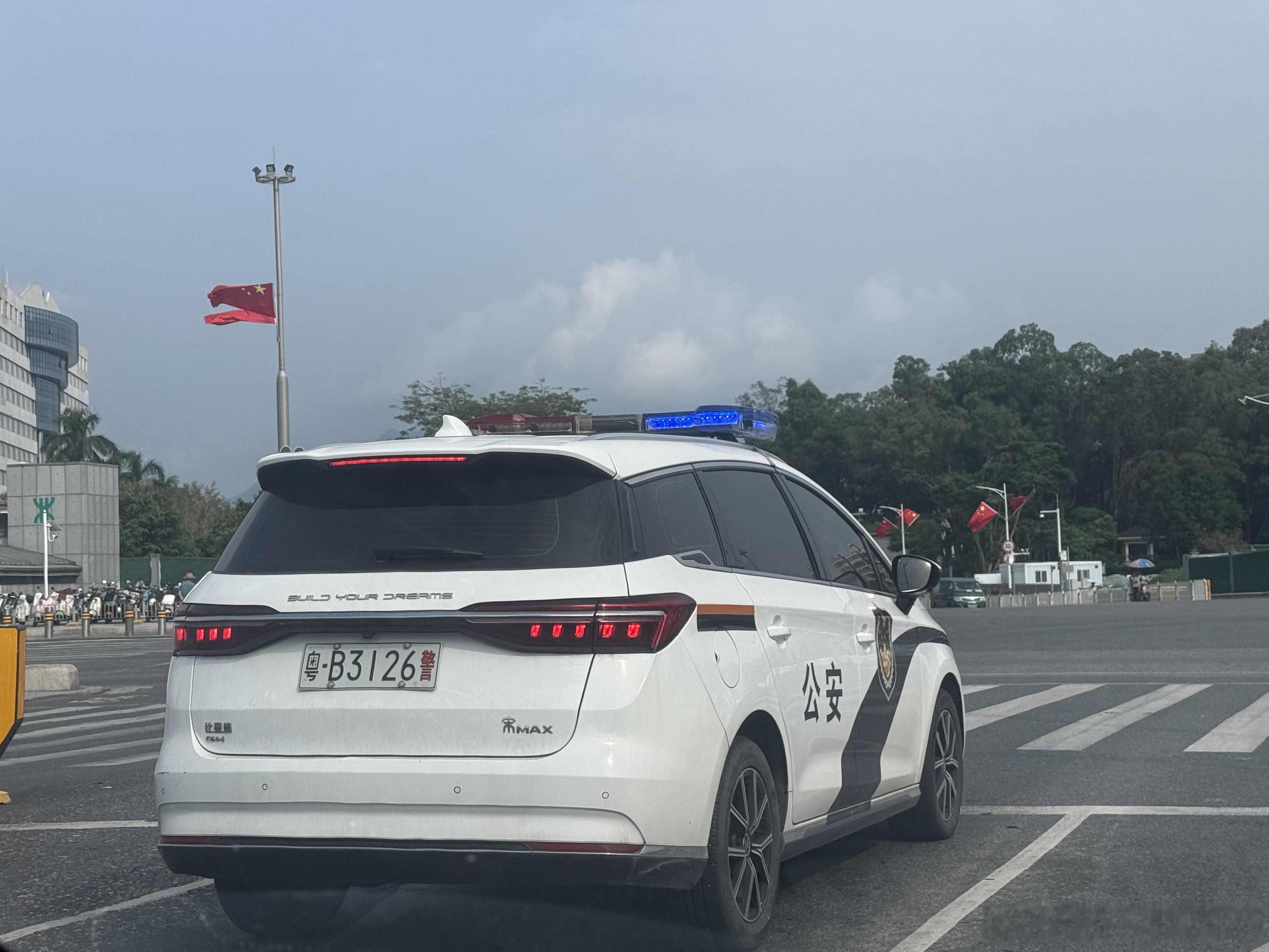 汽车数据决定车企未来竞争力智能汽车时代，硬件决定车企下限，数据决定车企上限，未来