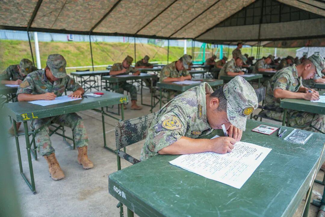 考生拿到通知书后，还不算入伍，入学之后，也没有正式成为军人。
新生在入学后，还要