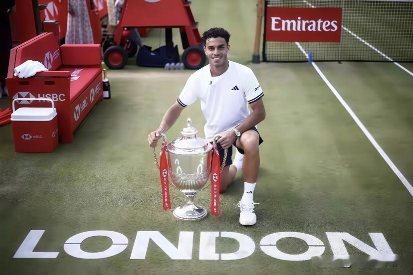 ATP500女王杯男单决赛，阿根廷球员F·塞伦多洛以6-7(4)、6-4、6-3