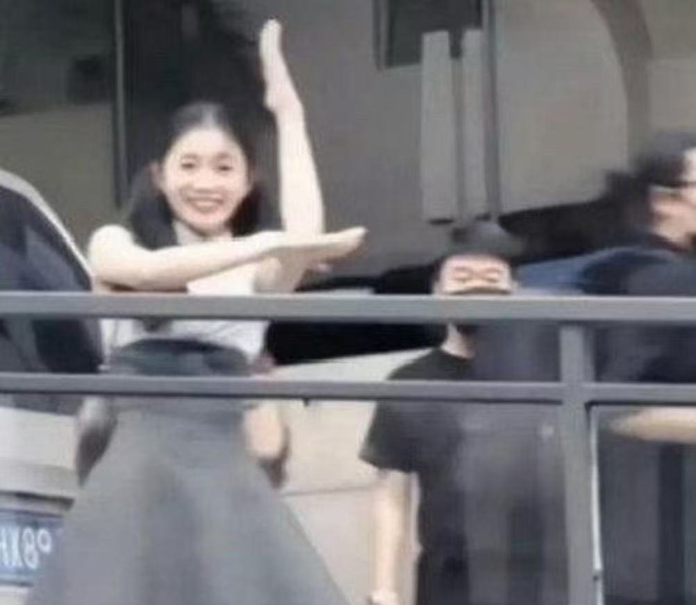 刘浩存和她的粉丝根本不避讳这个梗，大大方方的 