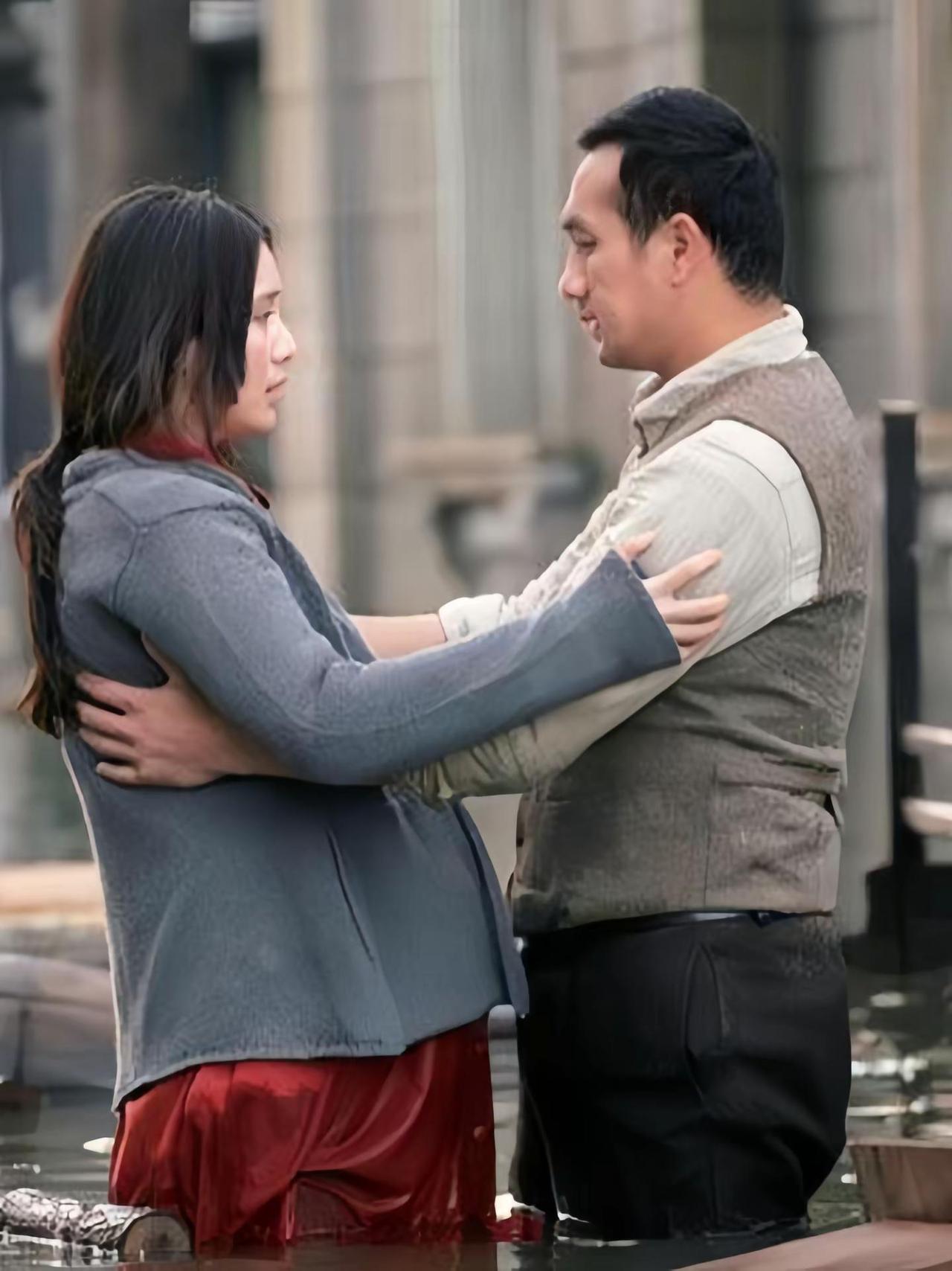 1932年的哈尔滨，21岁的萧红怀着未婚夫汪恩甲的孩子，却被对方以“回家取钱”为