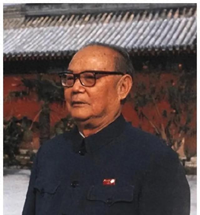 毛泽东摸着脑袋感慨地说，若没有叶剑英的鼎力支持，我恐怕再也无法拥有现在的一切！