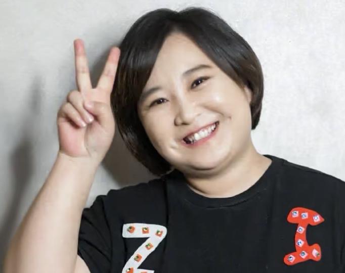 记忆里的贾玲开朗热情又快乐。
其实很多时候
我们往往只能看到表面的东西，
她一个