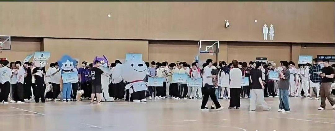 康平路运动会吉祥物大集合！JDG的大狗狗直接萌翻全场，谁能拒绝会动的可爱修勾啊?